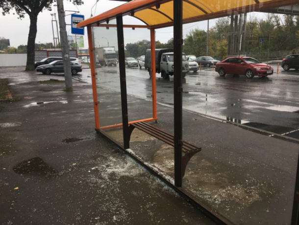 В мелкую крошку разбомбили бессовестные вандалы автобусную остановку на ростовском Сельмаше В мелкую крошку разбомбили бессовестные вандалы автобусную остановку на ростовском Сельмаше