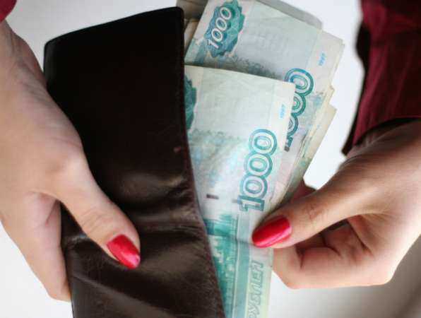 Лежащая на тумбочке у приятеля пачка денег «свела с ума» молодую жительницу Ростовской области