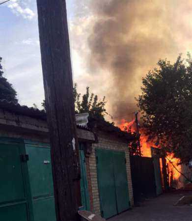 Крупный пожар разыгрался неподалеку от онкологической больницы Ростова