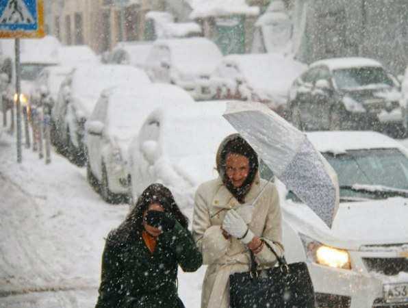 Жуткий снегопад с проливным дождем омрачат первый день рабочей недели жителям Ростова