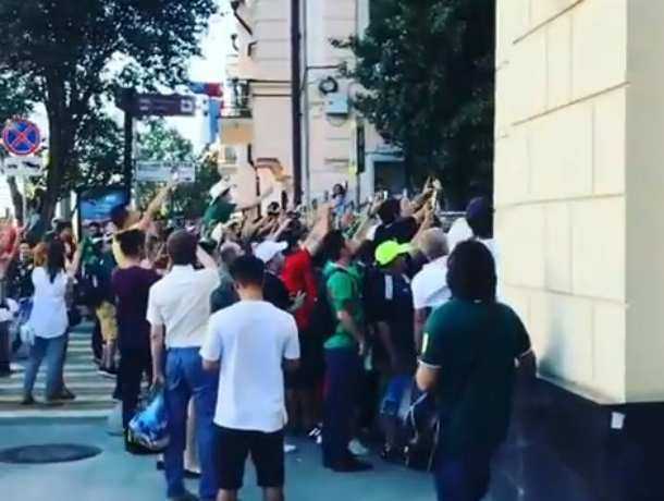 «Атаковавшие» отель со своими футболистами счастливые мексиканцы попали на видео в Ростове