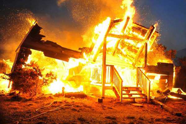 Два частных дома сгорели в Батайске