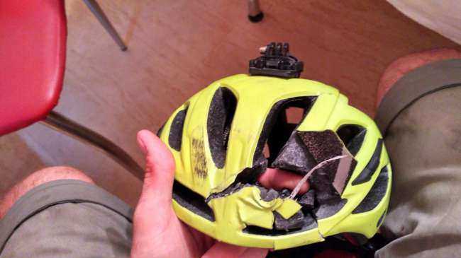 Велосипедист выжил только благодаря шлему при столкновении с КАМАЗом в Ростове