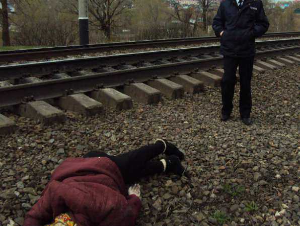 Перебегавшая железную дорогу женщина погибла под колесами поезда в Ростовской области Перебегавшая железную дорогу женщина погибла под колесами поезда в Ростовской области