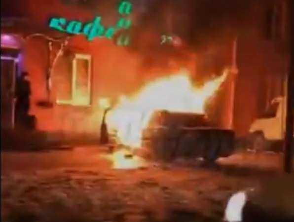 Огромный трехметровый факел из редкого «Мерседеса» в Ростове удивленные автомобилисты сняли на видео