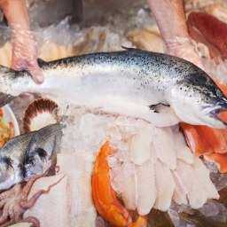 Тухлую рыбу и напичканные "химией" морепродукты продают в магазинах Ростовской области
