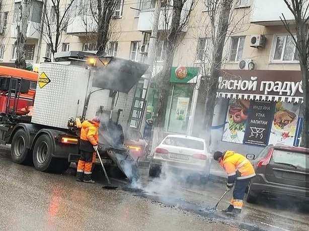 Упрямые дорожники не сдаются и продолжают "издеваться" над асфальтом в Ростове