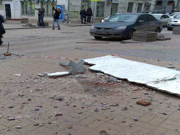 В Ростове-на-Дону рухнул на "головы" прохожих огромный кусок от балкона на 2 этаже