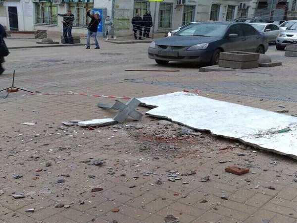 В Ростове-на-Дону рухнул на "головы" прохожих огромный кусок от балкона на 2 этаже В Ростове-на-Дону рухнул на "головы" прохожих огромный кусок от балкона на 2 этаже