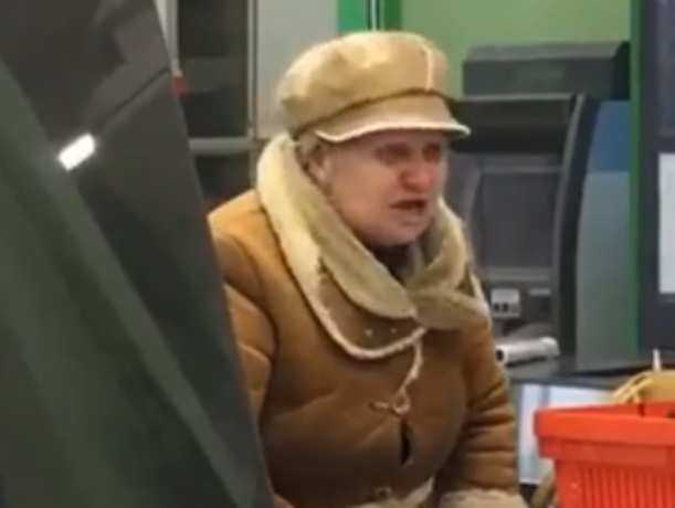 Бешеная пенсионерка на видео назвала проституткой ошарашенную сотрудницу ростовского супермаркета