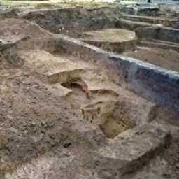 Части пяти построек первых жителей Ростова и старинный предмет быта раскопали археологи