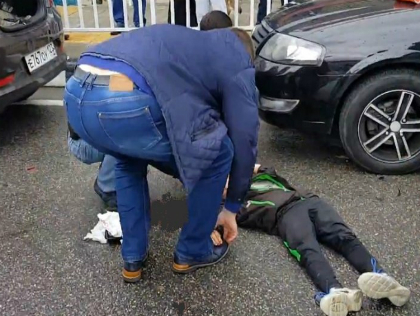 Перебегавший дорогу в неположенном месте школьник угодил под колеса иномарки в Ростовской области Перебегавший дорогу в неположенном месте школьник угодил под колеса иномарки в Ростовской области