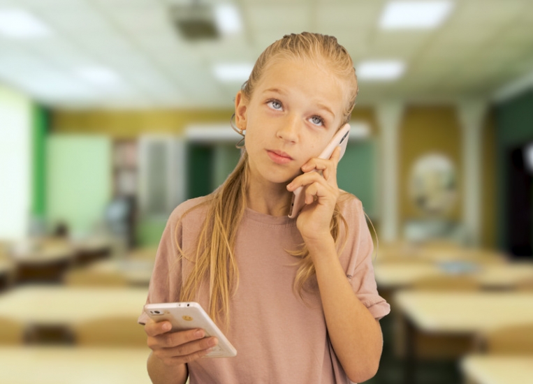 «Большое искушение не думать, а просто списывать»: ростовчане высказались о возможном запрете телефонов в школах