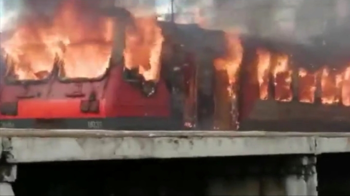 Электричка сгорела в Калужской области, пассажиры спаслись. Видео