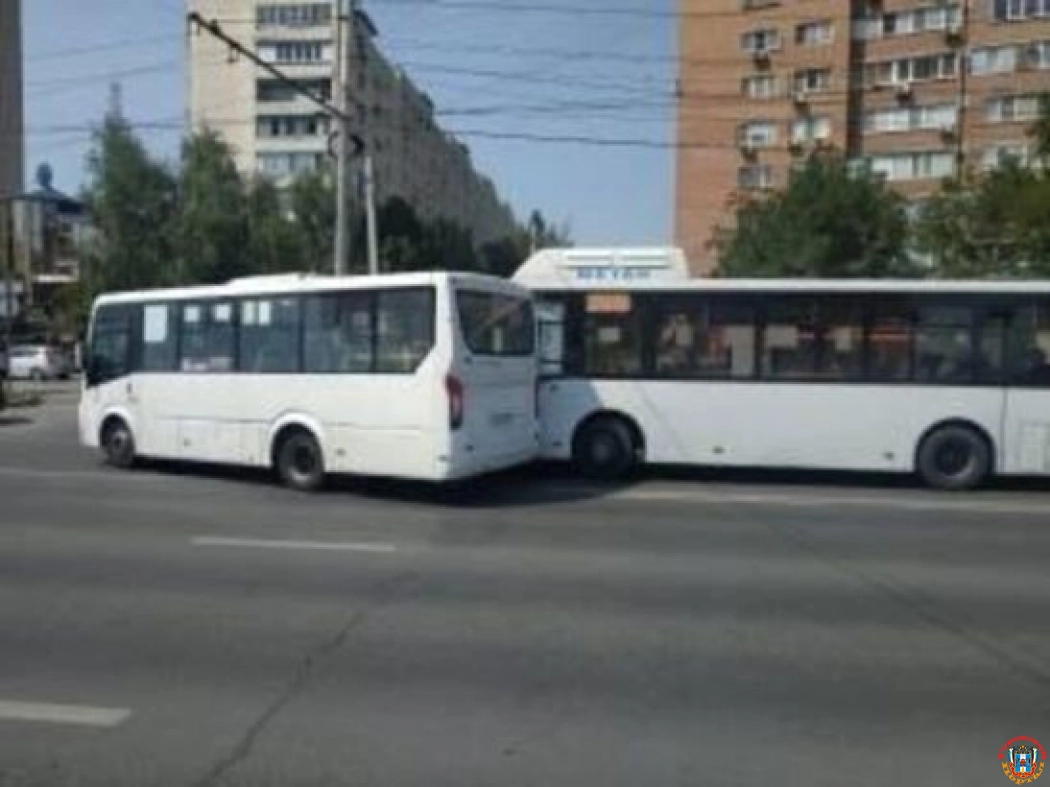 Два рейсовых автобуса столкнулись на проспекте Космонавтов в Ростове