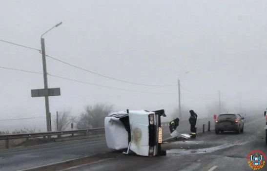На трассе Ростов - Таганрог после аварии перевернулся ВАЗ