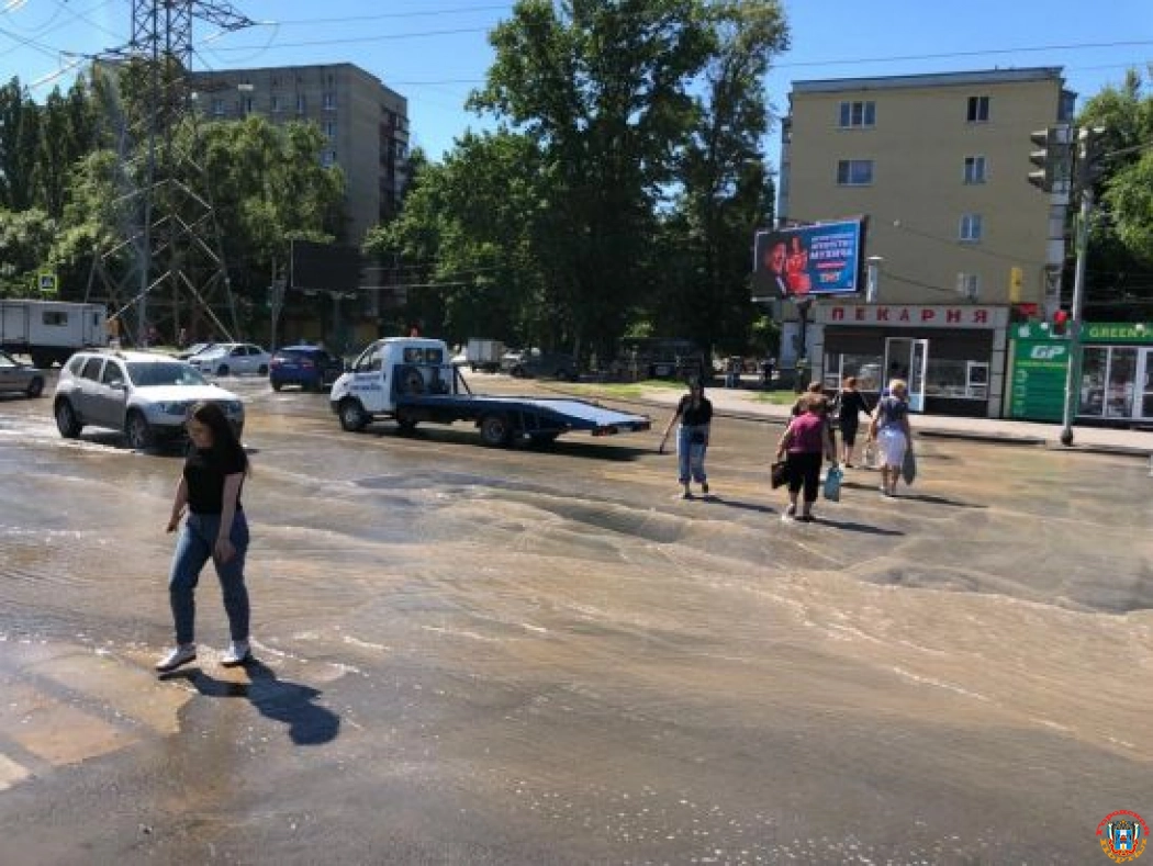Переулок Днепровский в Ростове затопило водой из-за порыва