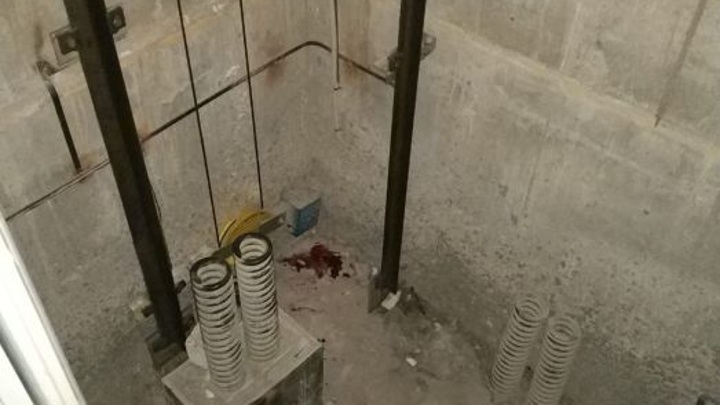 Рабочий погиб при падении в шахту лифта в Подмосковье