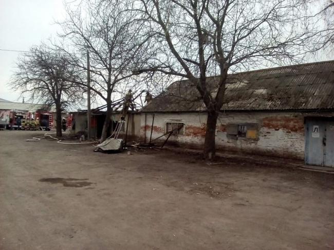 МЧС: на складе в Аксайском районе ликвидировано открытое горение