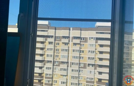 В Каменске-Шахтинском двухлетняя девочка погибла, выпав из окна пятиэтажки