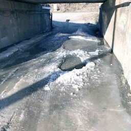 В Аксае глыбы льда и ямы перекрыли путь на улицу Лермонтова