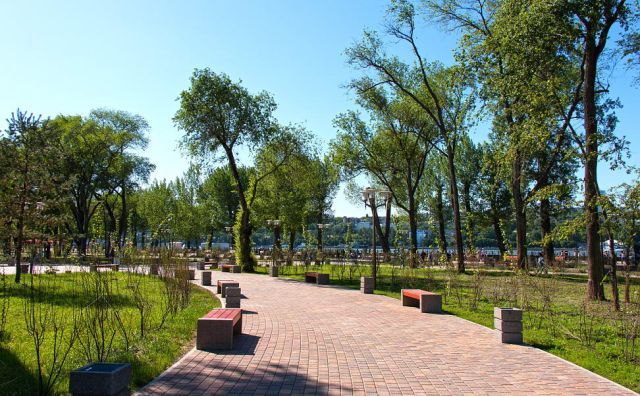 В Левобережном парке Ростова появилась Аллея роз