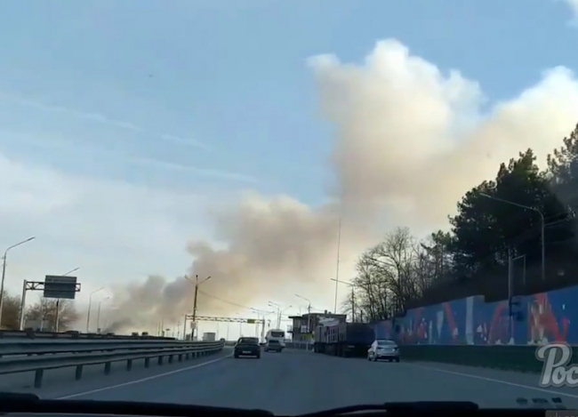 Ростов затянуло дымом от пожара на левом берегу