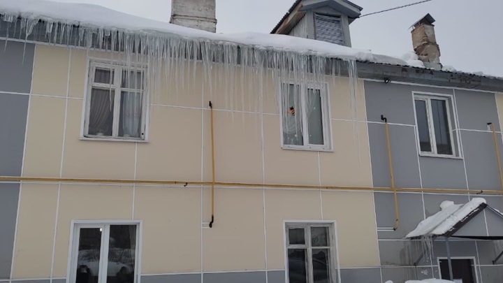 В Татарстане двое детей пострадали от падения снега с крыши
