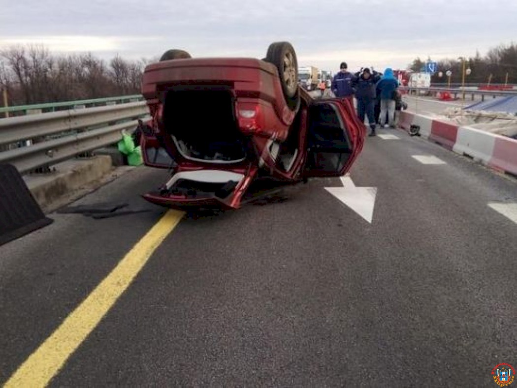 На трассе в Ростовской области пассажир иномарки пострадал в ДТП с «перевертышем»