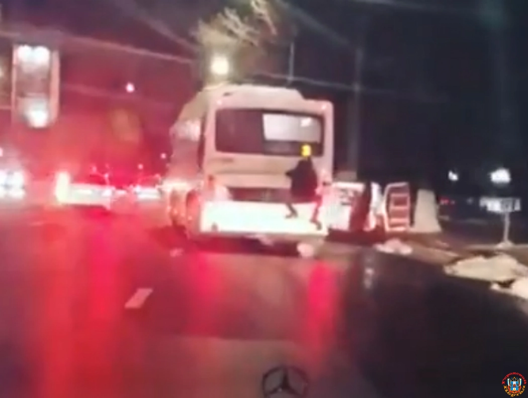 Прокатившийся на «заднике» у автобуса отчаянный зацепер в центре Ростова попал на видео