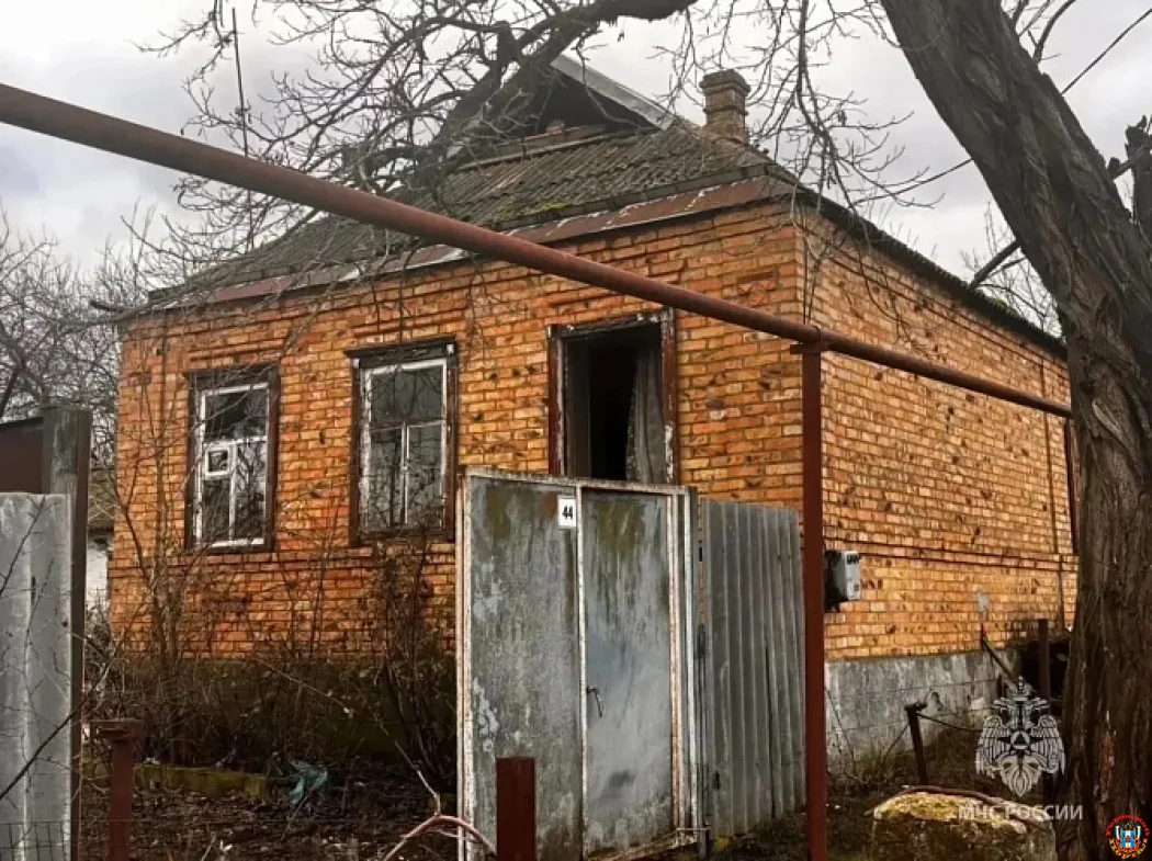 В Матвеево-Курганском районе из-за неисправной проводки сгорела половина частного дома
