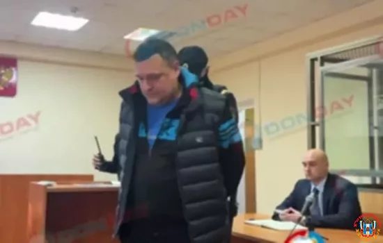 В суд доставили заместителя начальника ГУ МЧС по Ростовской области