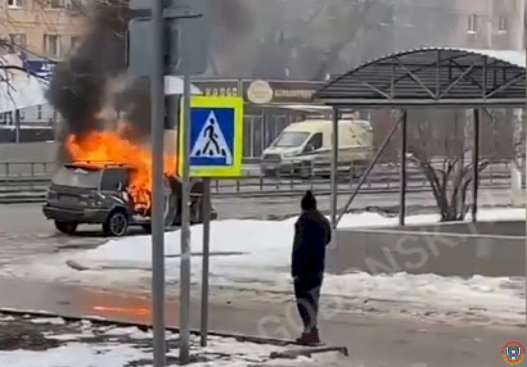 В Волгодонске дотла сгорела иномарка: видео