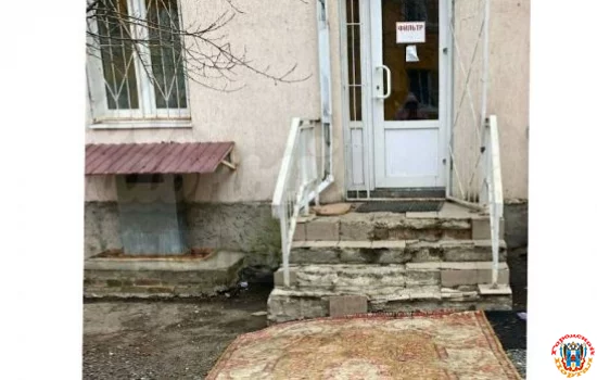 Вход в поликлинику № 5, разваливается на глазах