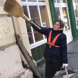 Упавший с дома Кисина огромный булыжник едва не убил бабушку-дворника в Ростове