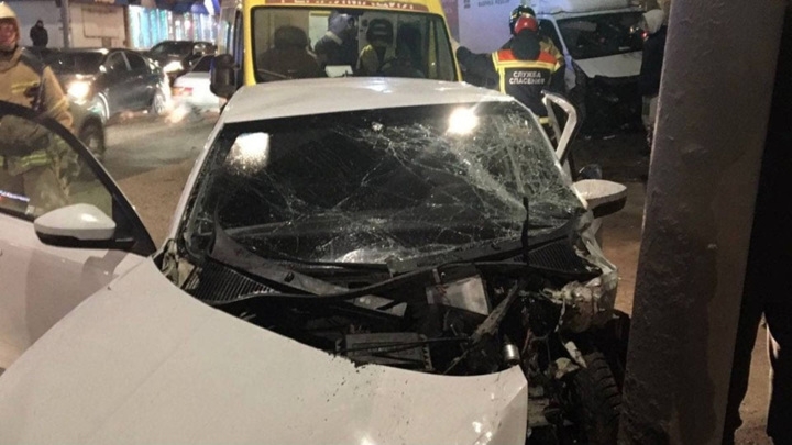 Восемь человек получили травмы после массового ДТП в Саратове