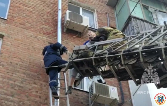 Пьяный мужчина повис на водосточной трубе многоэтажного дома в Ростове