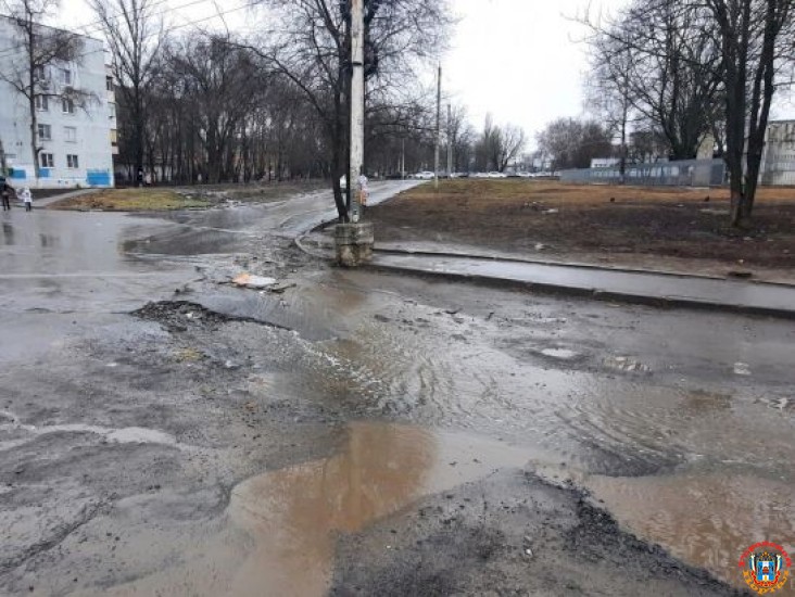 В Ростове-на-Дону улицу Штахановского затопило из-за коммунальной аварии