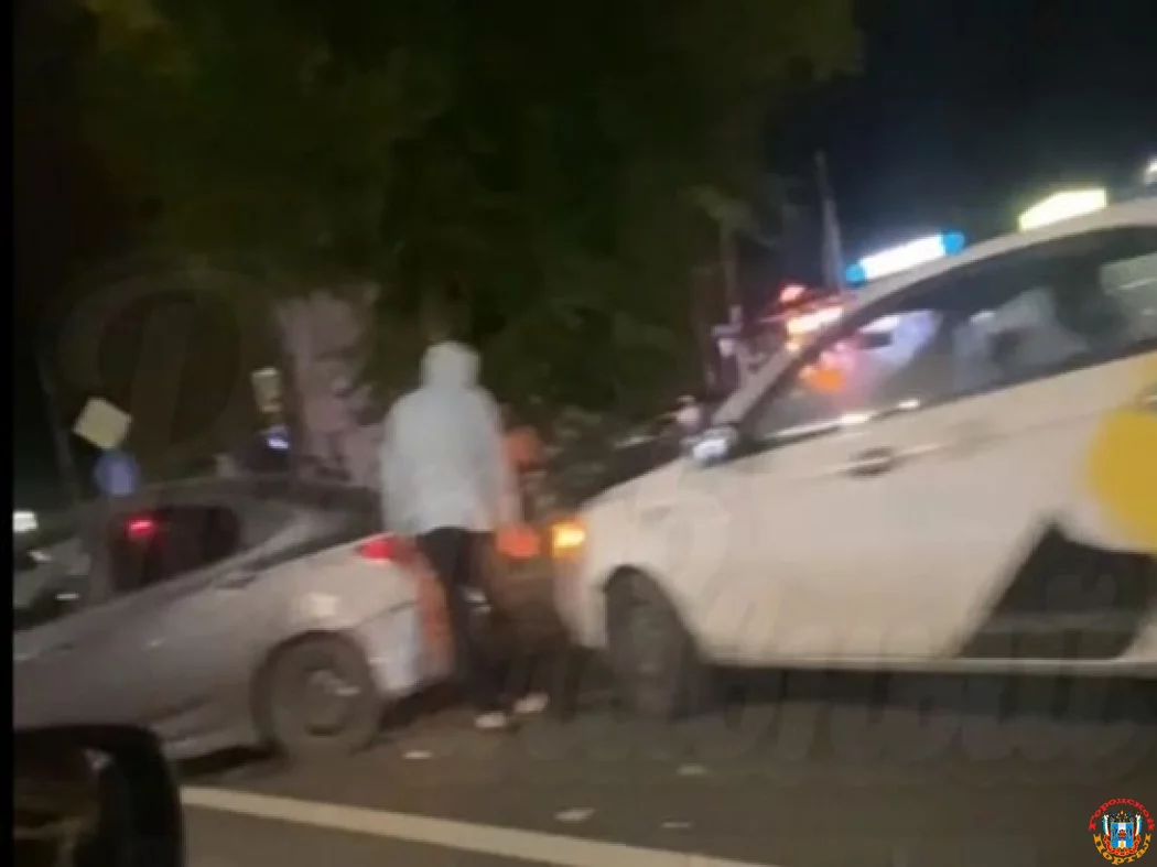 В Ростове на Шолохова произошло массовое ДТП с участием такси