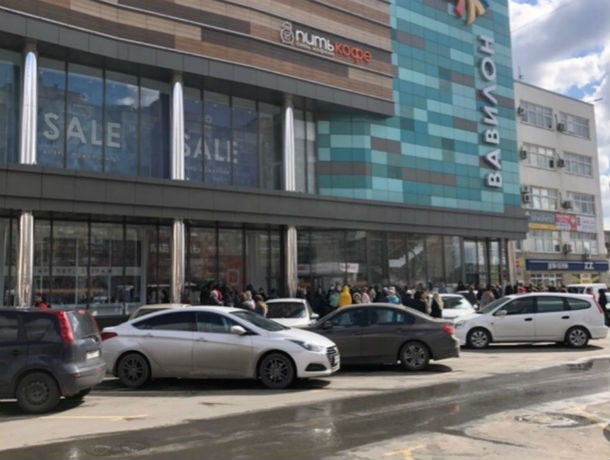 Сработала сигнализация: в Ростове срочно эвакуировали торговый центр