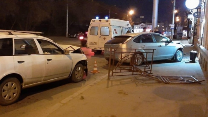 В Иркутске из-за аварии двух автомобилей пострадали три пешехода