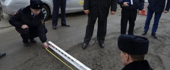 ГИБДД измерила ямы на въезде в Батайск