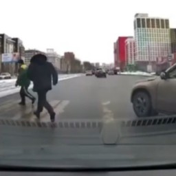 Вставший на "зебре" водитель отомстил пнувшему его машину пешеходу
