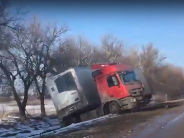 Не поделили дорогу: грузовик и легковушка столкнулись на трассе в Ростовской области