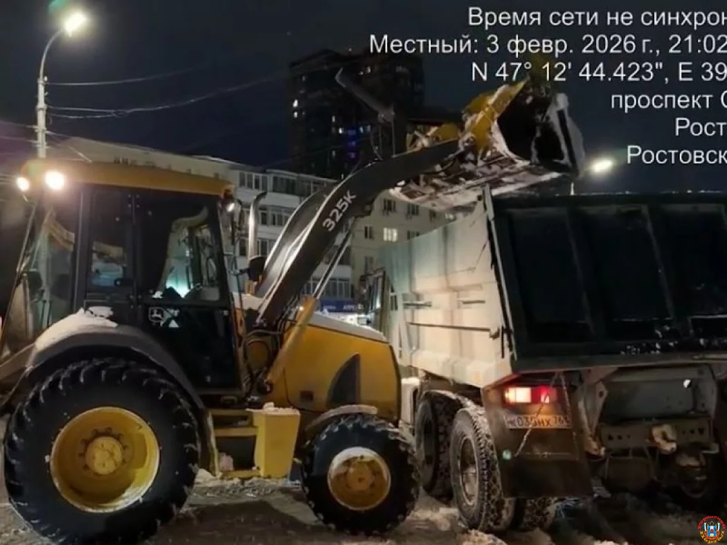 Снежный десант на улицах Ростова: за ночь коммунальщики вывезли из города шесть тонн осадков