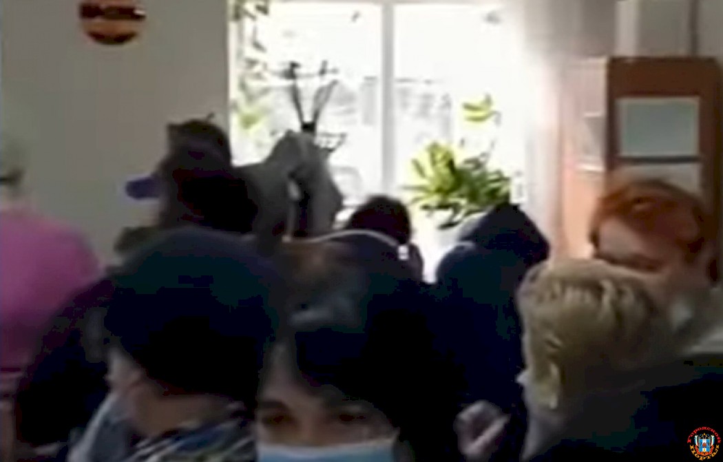 В разгар пандемии сотрудников теплосетей загнали на медосмотр в крошечные кабинеты в аксайском «Донэнерго»