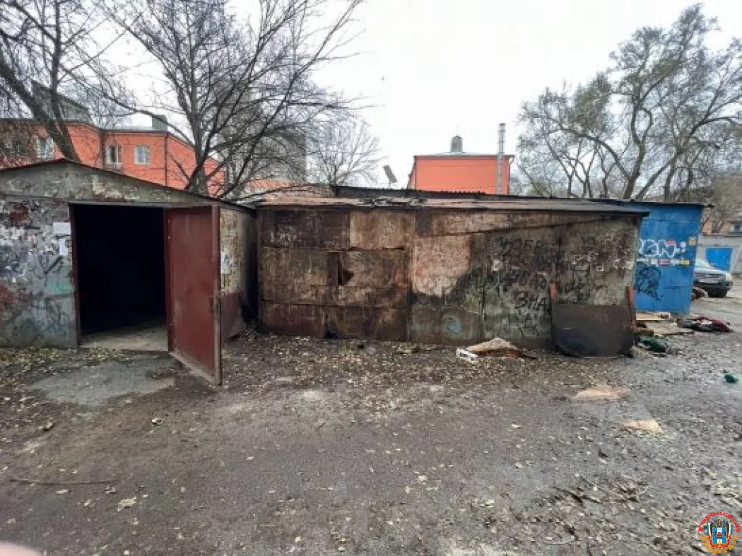 Жители Ростова просят снести гаражи, где бездомный сжег собутыльников