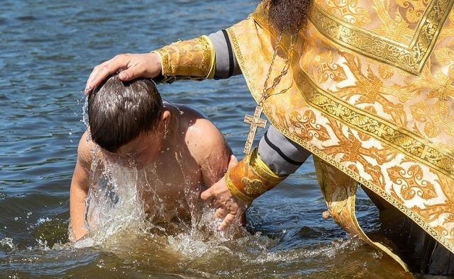 Ростовский митрополит счёл нормальным платить за крещение