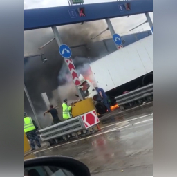 Под Ростовом грузовик врезался в отбойник и загорелся