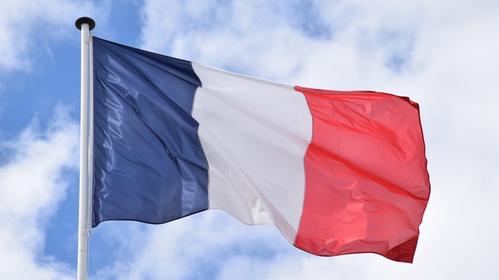 Макрон решил сделать французский флаг более эстетичным